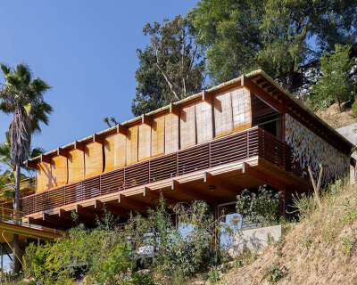 a series of cantilevered beams and slender posts compose cano house above los angeles