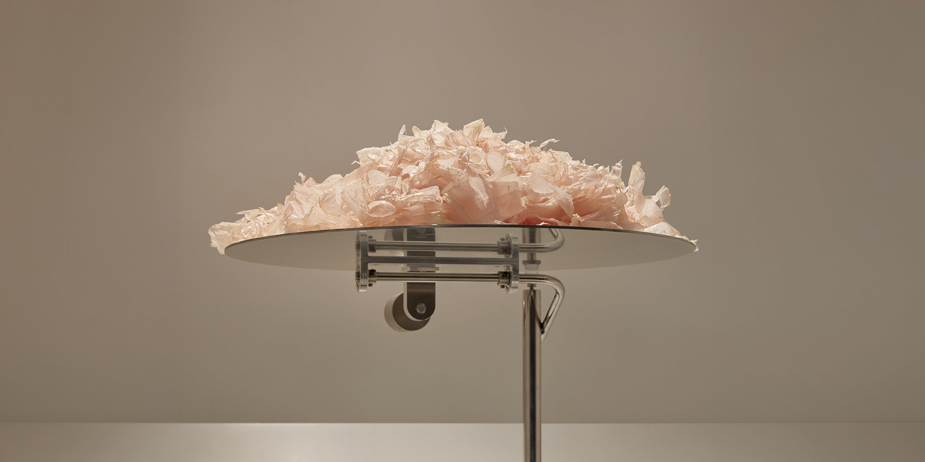 kinetic-installation-shaved-bonito-flakes-continuous-display-system-katsuo-gravity-uo-designboom-1800-2