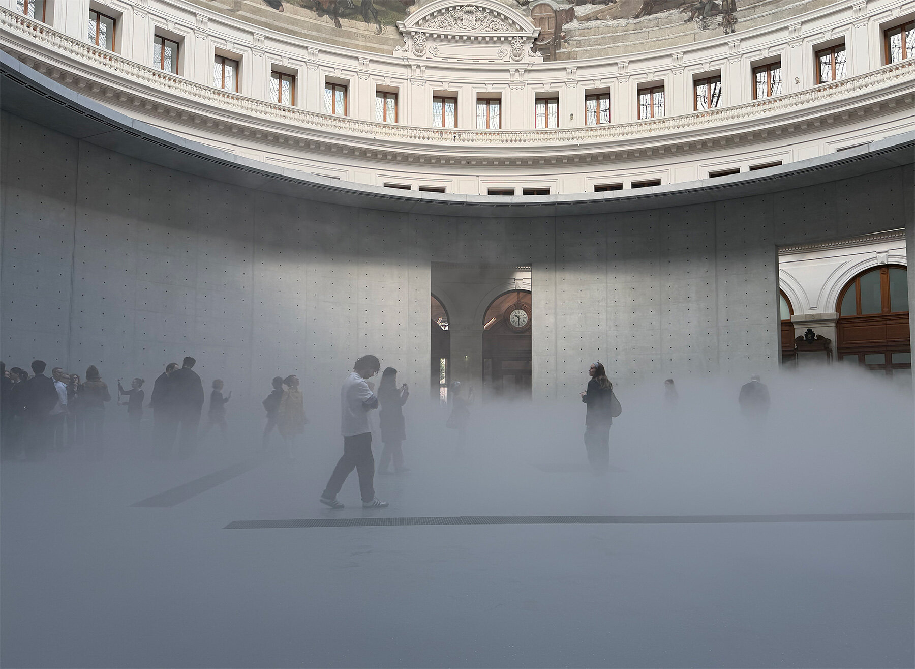 living-fog-cloud-fujiko-nakaya-tadao-ando-rotunda-paris-bourse-de-commerce-designboom-large01