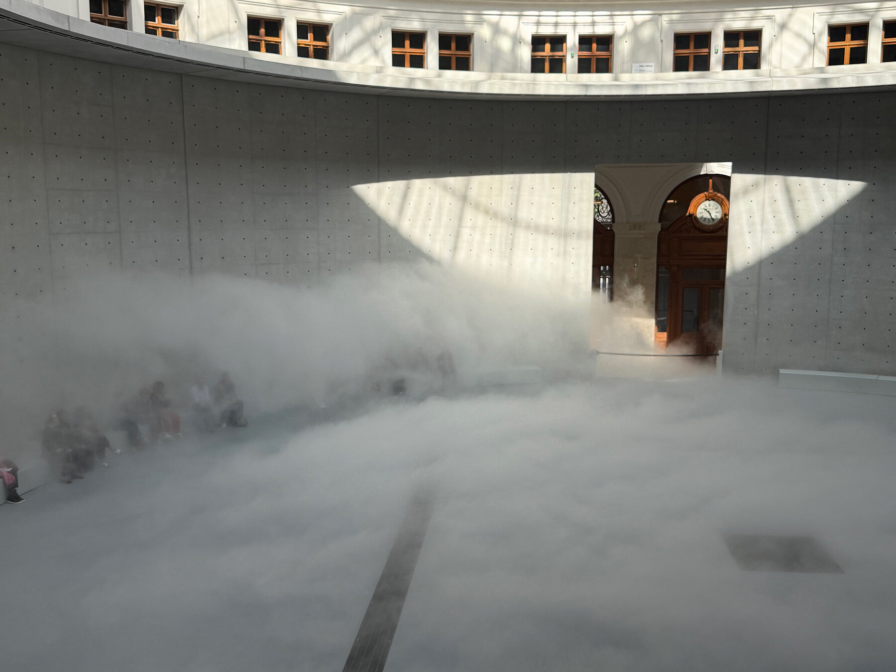living-fog-cloud-fujiko-nakaya-tadao-ando-rotunda-paris-bourse-de-commerce-designboom-large02