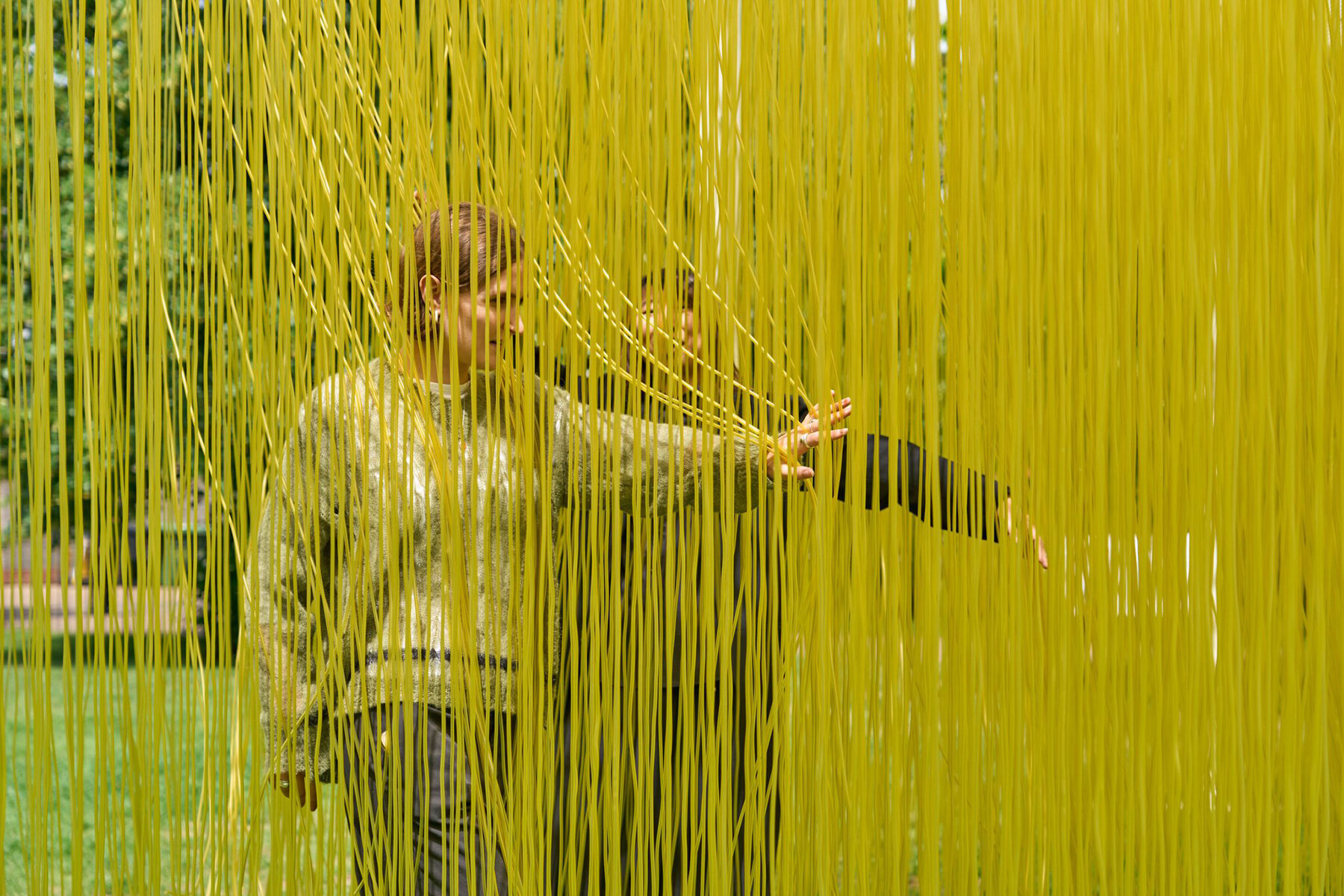 serpentine-pavilion-jesus-rafael-soto-designboom-05a
