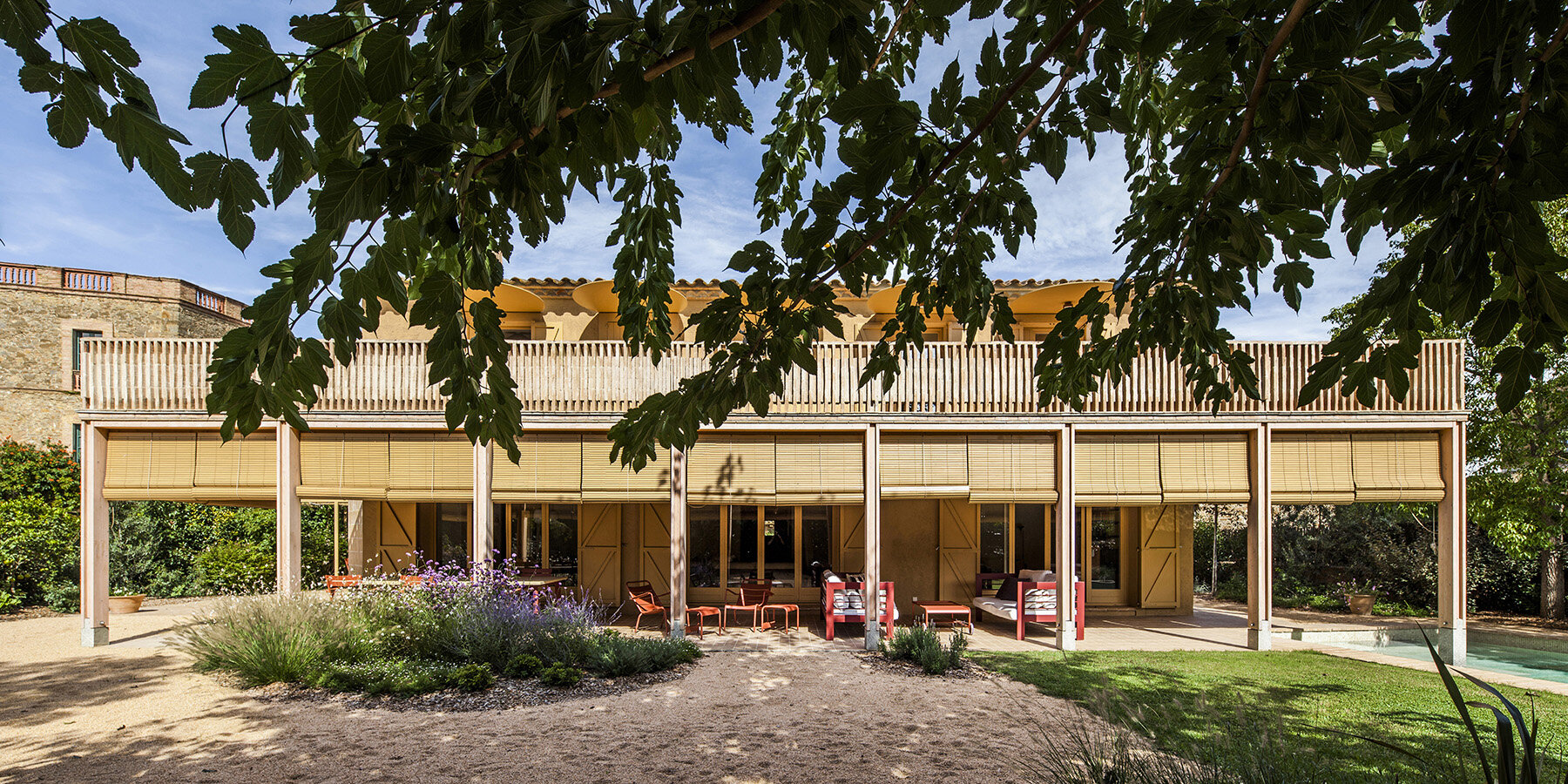 anna-eugeni-bach-house-fonolleres-wood-ochre-ceramics-designboom-1800-2