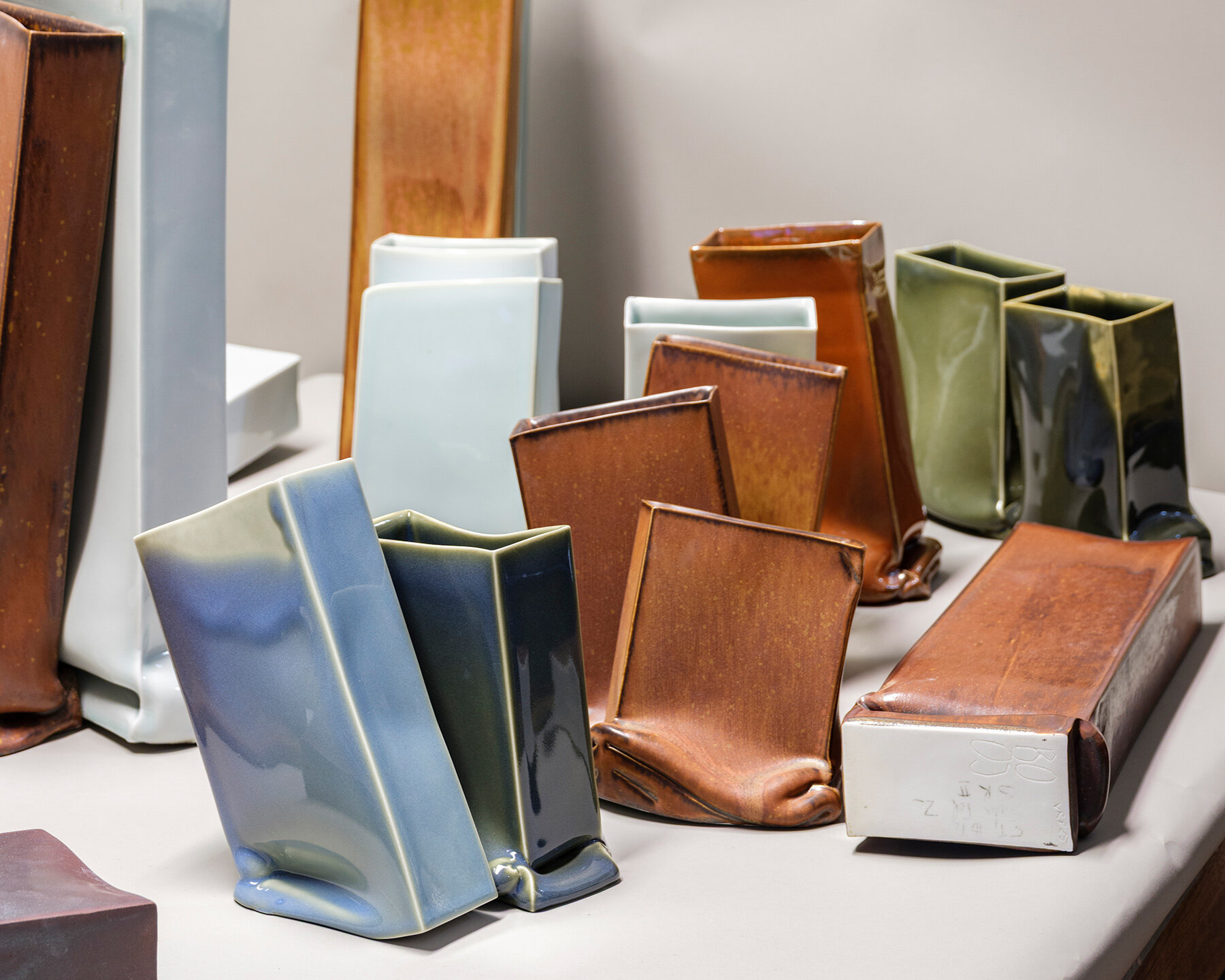 emmanuel-boos-raisonne-noir-cest-noir-exhibition-ceramic-craft-designboom-06a