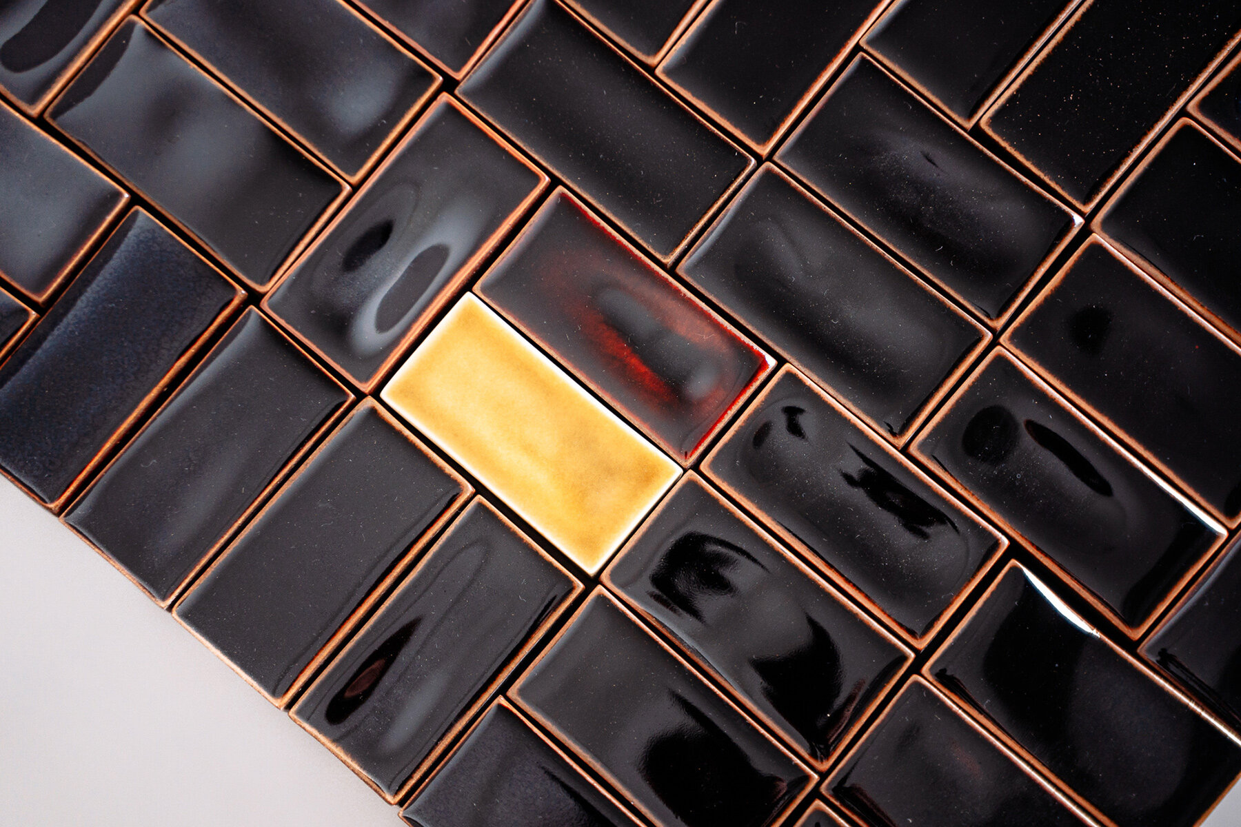 emmanuel-boos-raisonne-noir-cest-noir-exhibition-ceramic-craft-designboom-09a