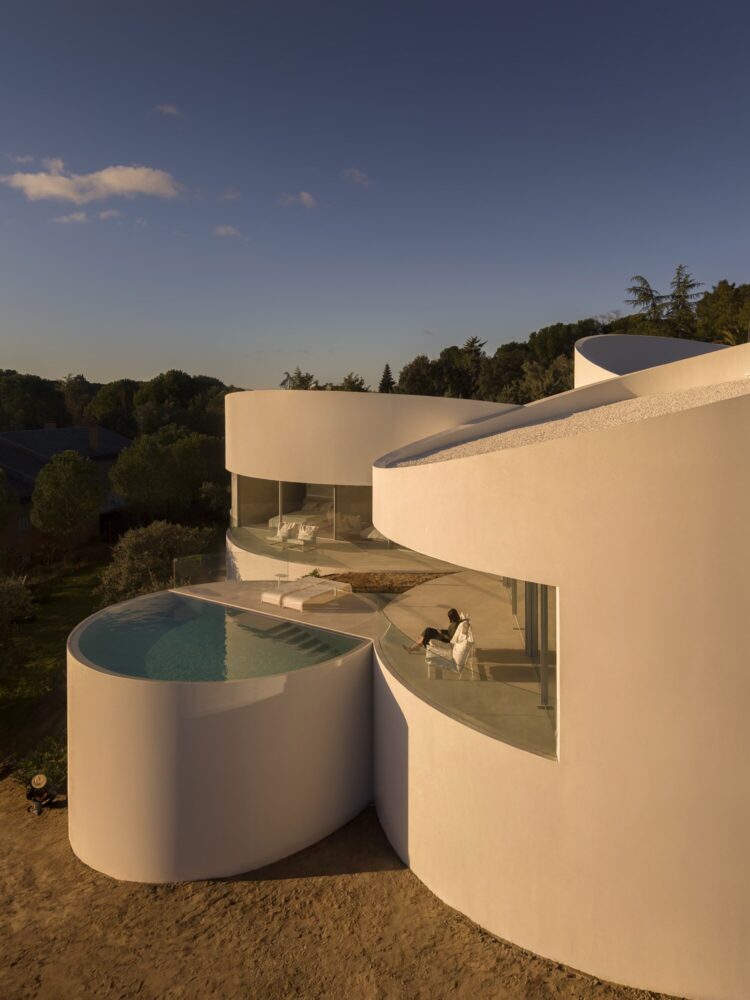 five intersecting cylinders shape fran silvestre arquitectos' house in madrid - 8