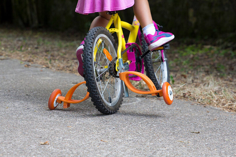 flexible bicycle stabilizers let children learn balance before losing the training wheels - 2