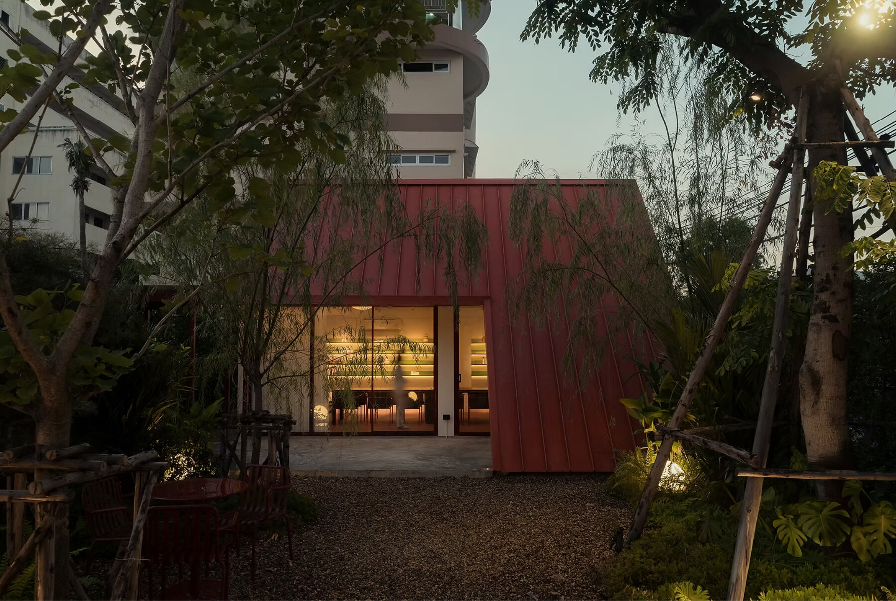 glowing-lanterns-recycled-brick-arvie-bangkok-restaurant-pachapasa-studio-designboom-1800-4