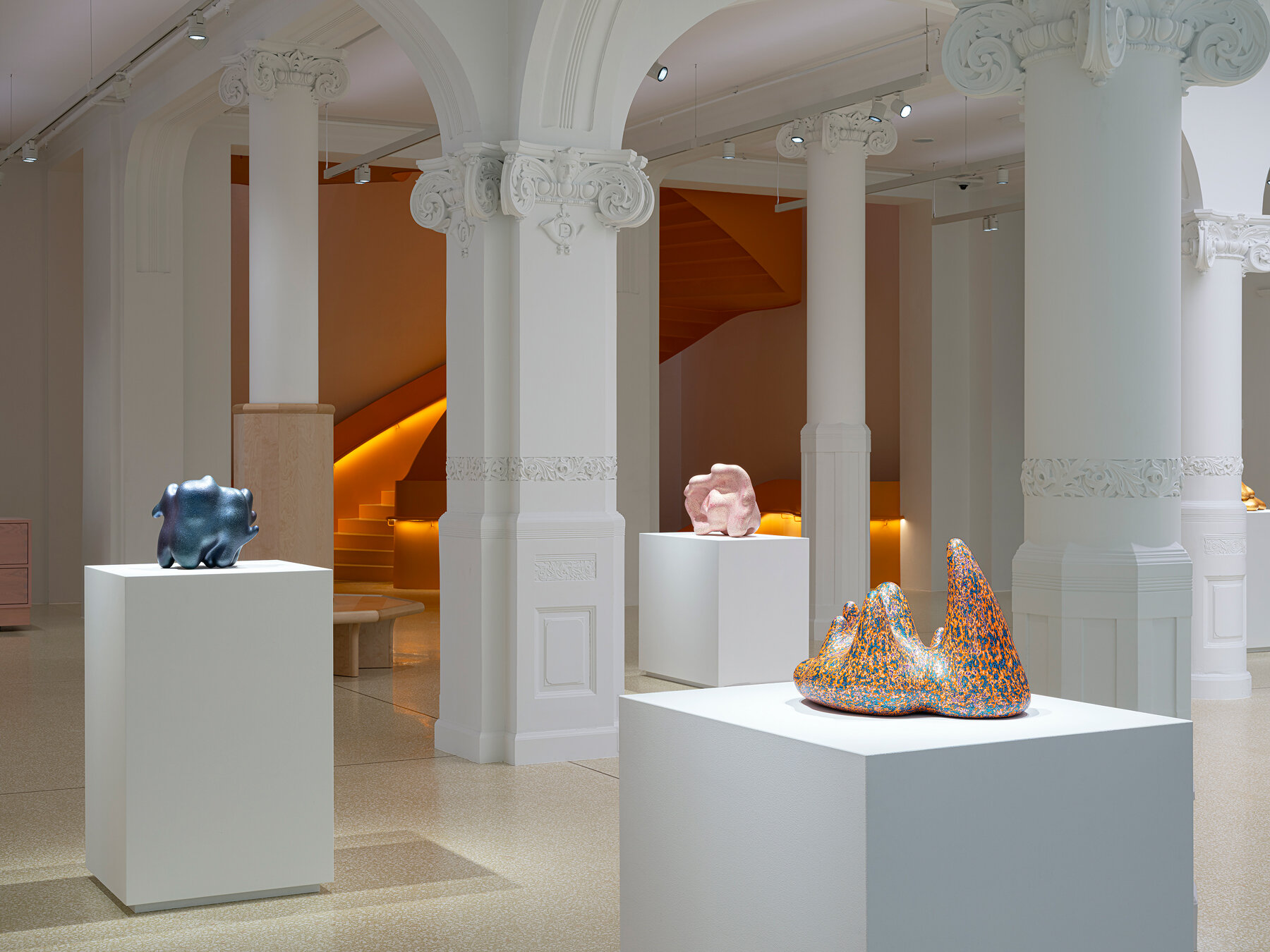 ken-price-ceramic-sculptures-norway-pomo-museum-alien-terrain-trondheim-designboom-large
