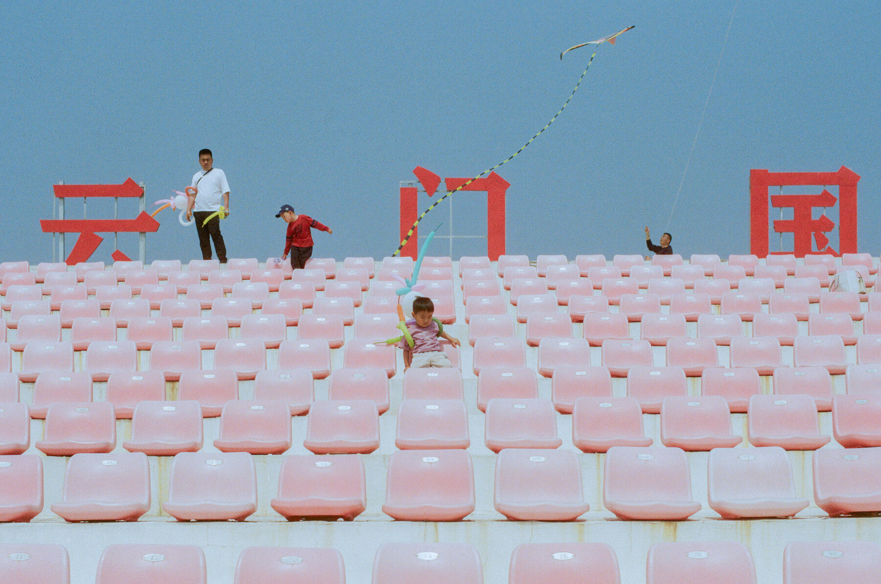 kite-filled-sky-china-janice-chan-photography-weifang-festival-designboom-large