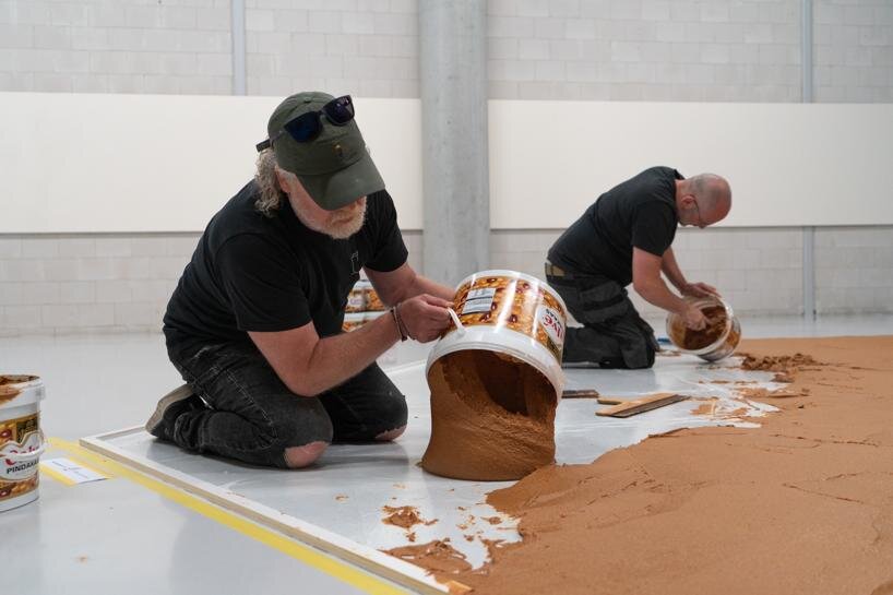 390kg of peanut butter cover rotterdam gallery floor, celebrating humor and absurdity - 6