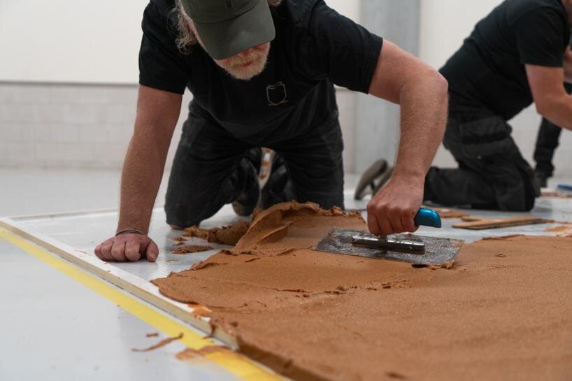 390kg of peanut butter cover rotterdam gallery floor, celebrating humor and absurdity - 7