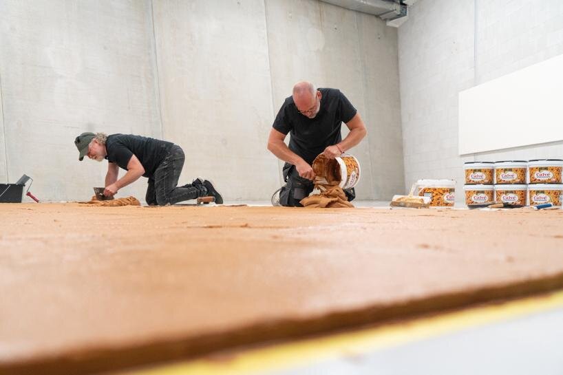 390kg of peanut butter cover rotterdam gallery floor, celebrating humor and absurdity - 4