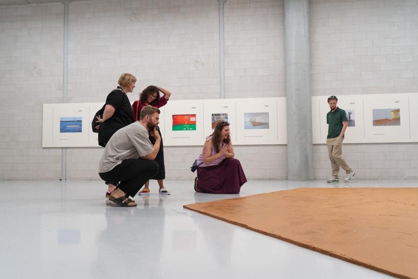 390kg of peanut butter cover rotterdam gallery floor, celebrating humor and absurdity - 5
