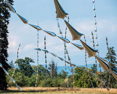 aérosculpture's kinetic 'steel grass' turns the amsterdam breeze into a shifting metallic field