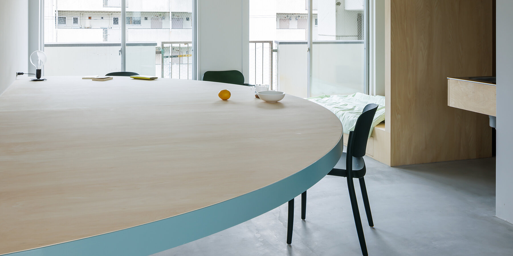 tato-architects-yo-shimada-large-semicircular-table-kyoto-living-space-designboom-1800-3