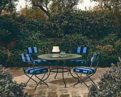 unopiù brings traditional ironwork back to the modern patio setting