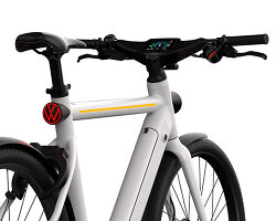 volkswagen’s smart eBike puts a rear-view camera between the handlebars