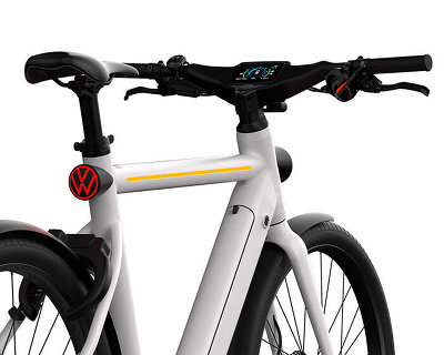 volkswagen’s smart eBike puts a rear-view camera between the handlebars