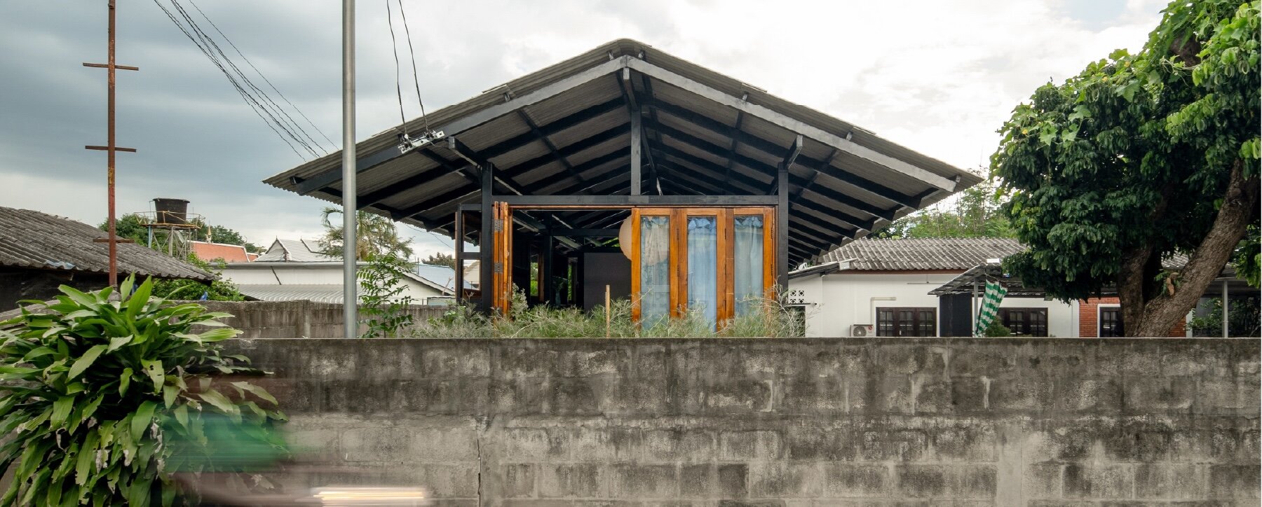27-square-meter-steel-timber-pavilion-chiang-mai-thailand-designboom-4