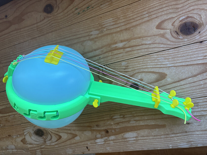 3D printed banjo uses party balloon as its sound box to explore how air changes the tone - 1