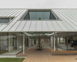 recessed-roof house in bangkok centers living around planted courtyard
