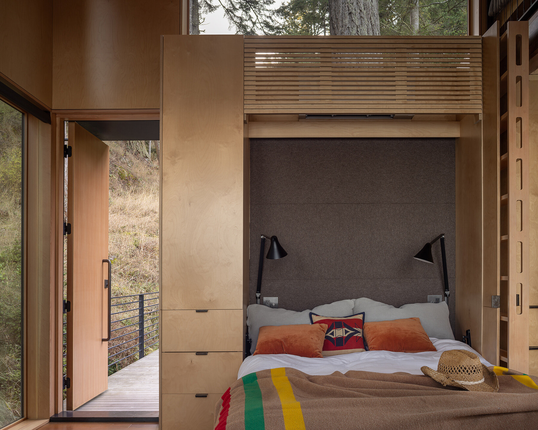 blakely-cabin-wittman-estes-san-juan-island-washington-state-designboom-08a