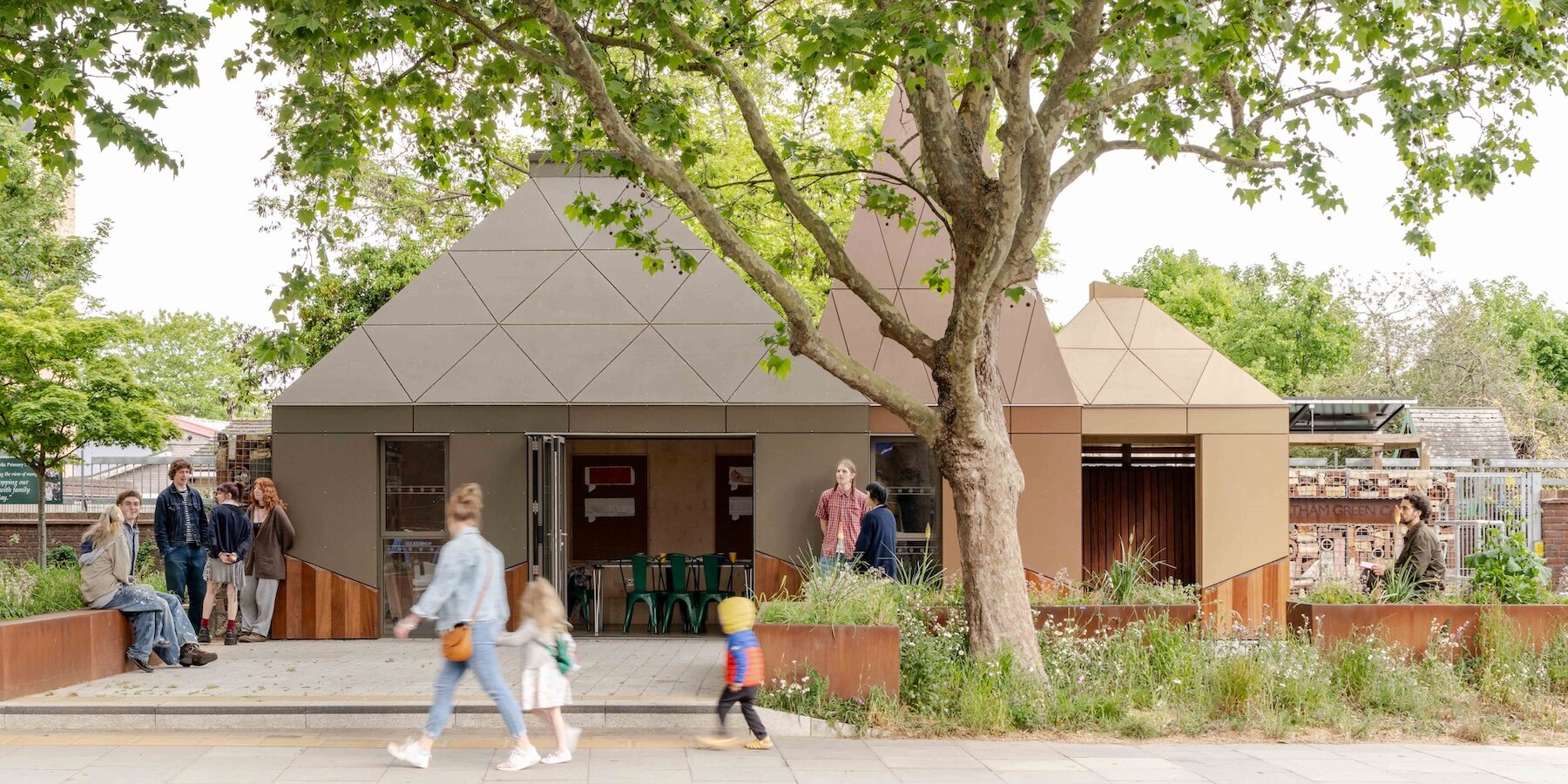 burgess-architects-feltham-green-cabin-london-designboom-1800-2