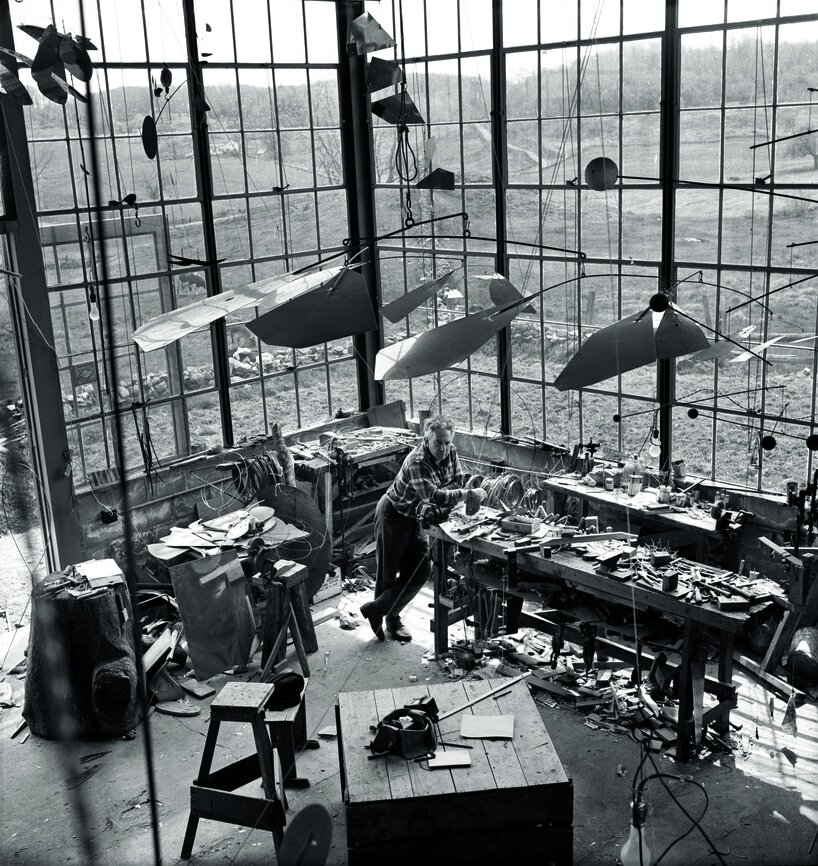 before calder's mobiles, this mini circus brought his wire figures to life in paris - 5