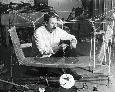 before calder's mobiles, this mini circus brought his wire figures to life in paris