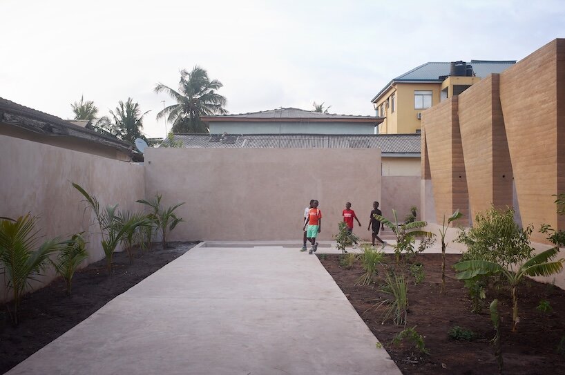 deroche projects turns accra community garden into a productive public landscape - 5