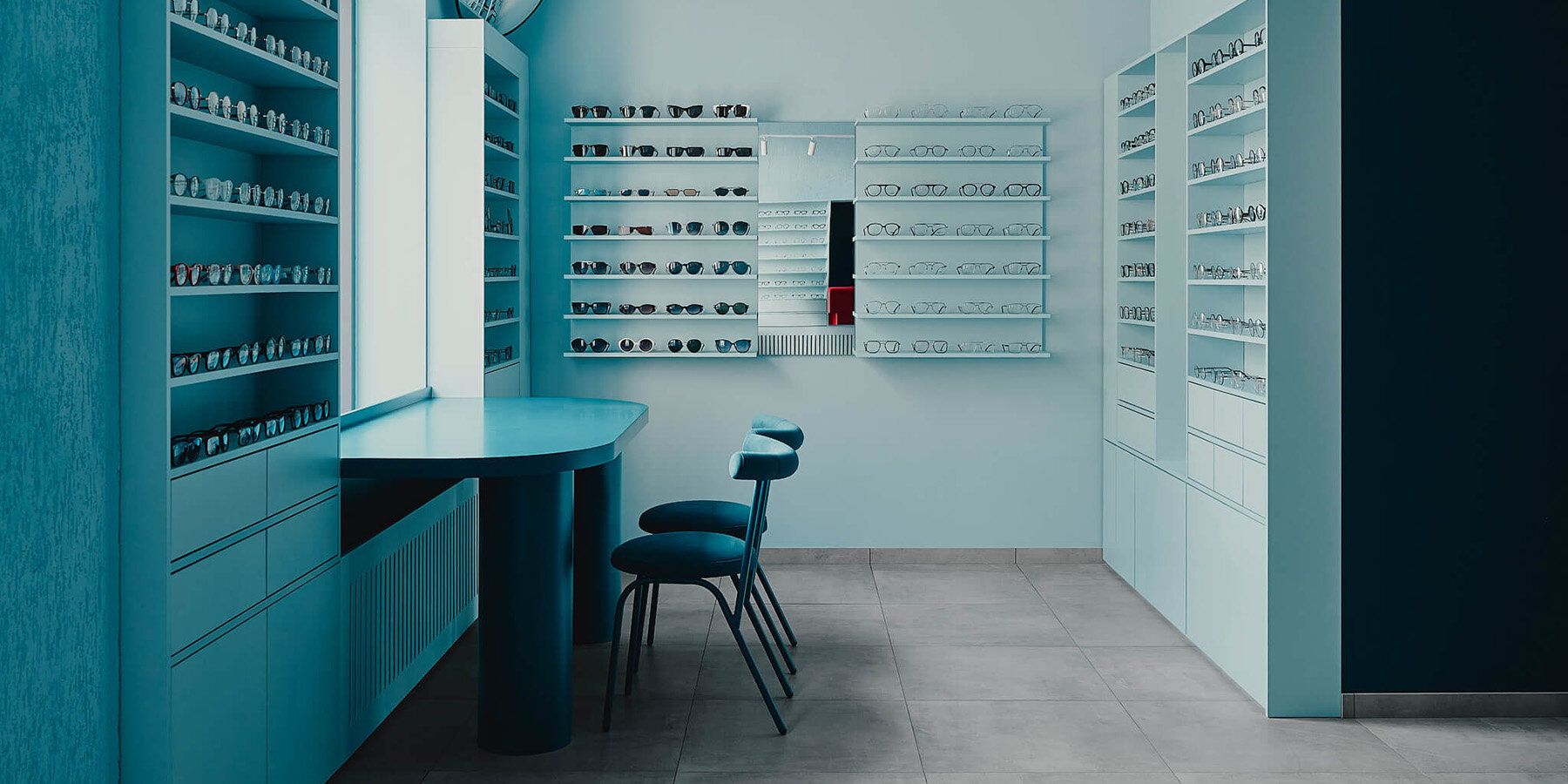 hubarch-wraps-an-optics-boutique-in-cold-blue-with-single-red-interruption-2-6a8747b849b13