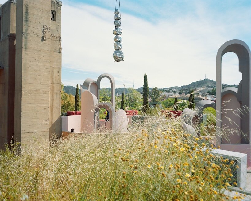 luna paiva installs 300-kilogram stainless steel totem at bofill’s la fábrica - 5