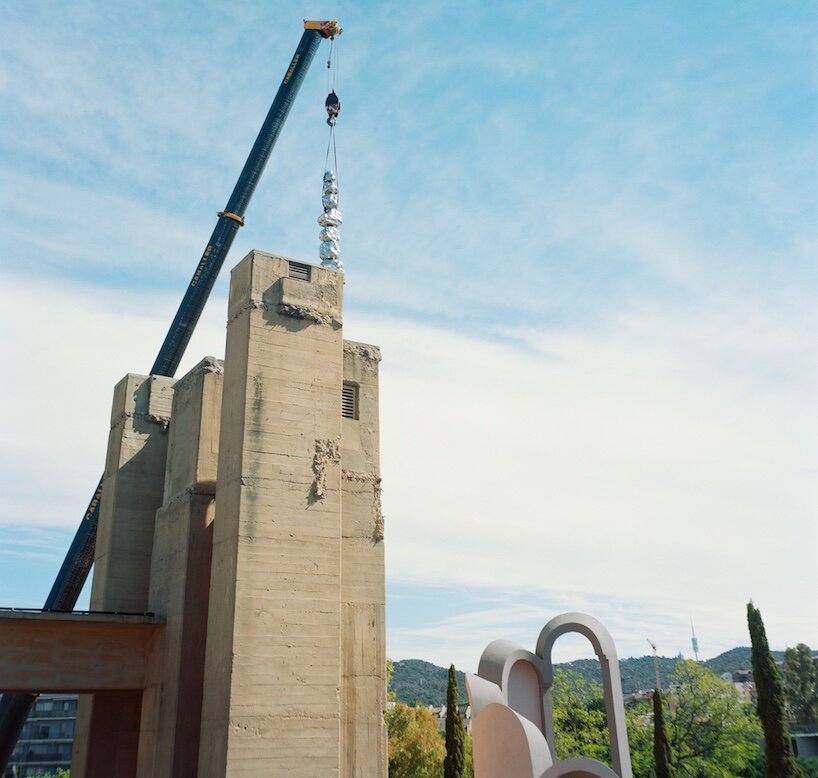 luna paiva installs 300-kilogram stainless steel totem at bofill’s la fábrica - 6