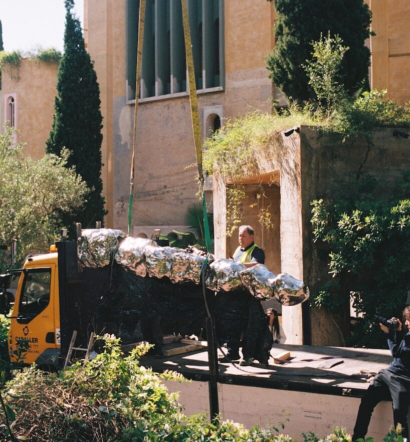 luna paiva installs 300-kilogram stainless steel totem at bofill’s la fábrica - 7