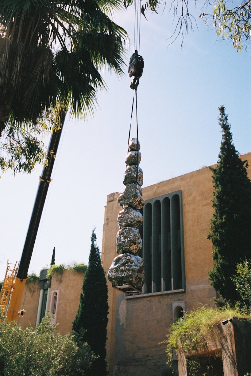 luna paiva installs 300-kilogram stainless steel totem at bofill’s la fábrica - 8