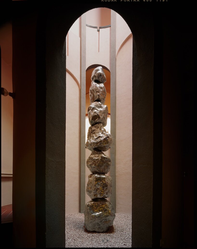 luna paiva installs 300-kilogram stainless steel totem at bofill’s la fábrica - 9
