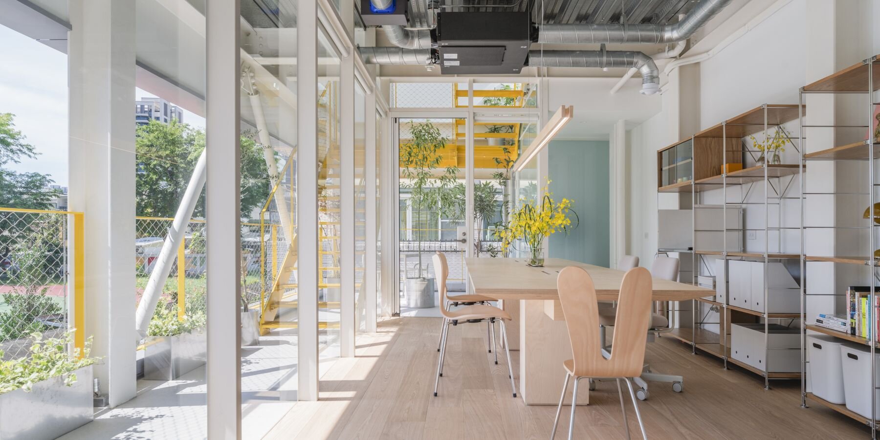 modularized-open-steel-grid-family-living-tight-site-taiwan-mom-house-supra-simplicities-kccs-designboom-1800-2