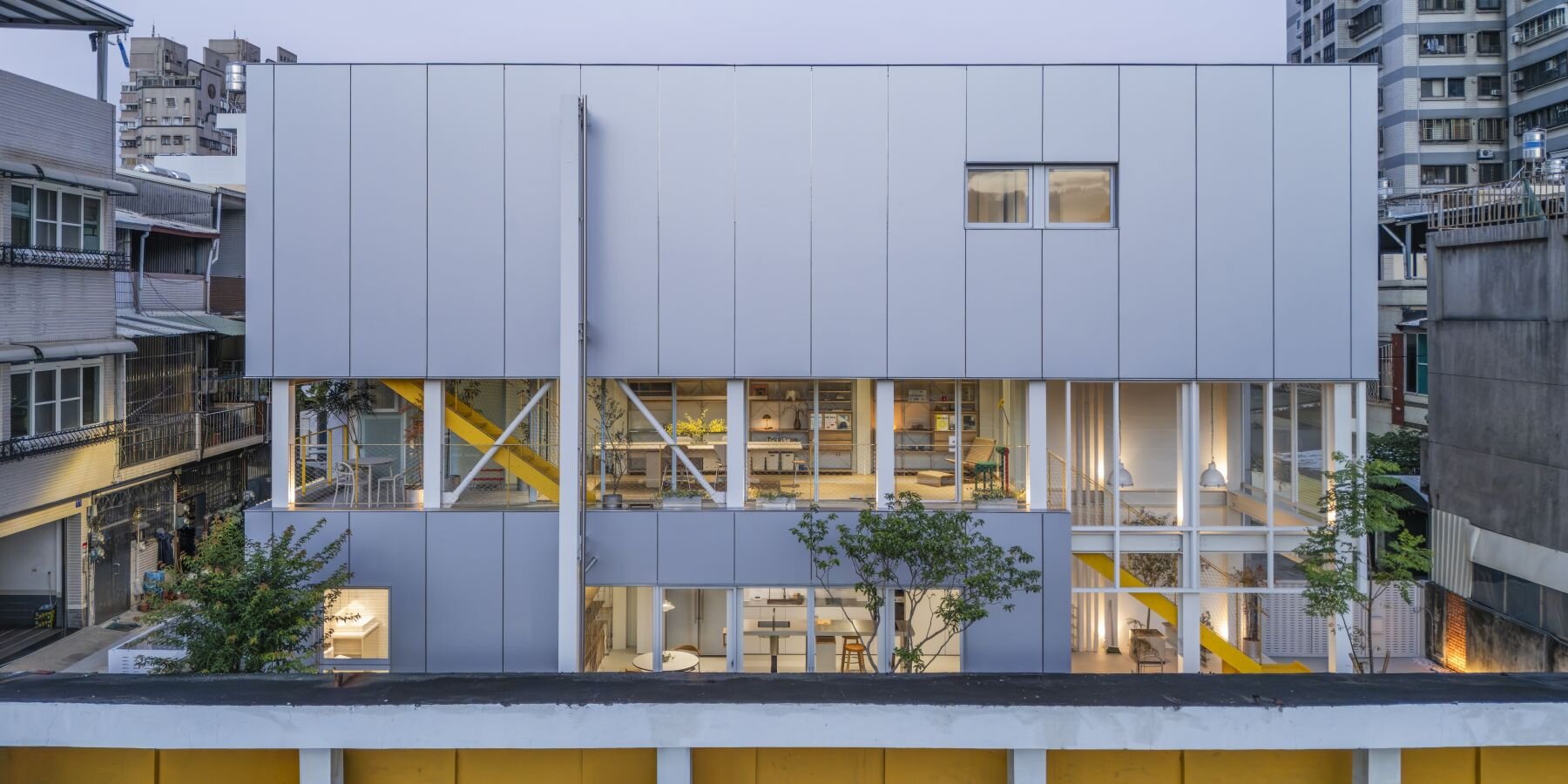 modularized-open-steel-grid-family-living-tight-site-taiwan-mom-house-supra-simplicities-kccs-designboom-1800-3