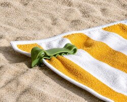 peleg design’s crocodile clips keep beach towels from blowing away