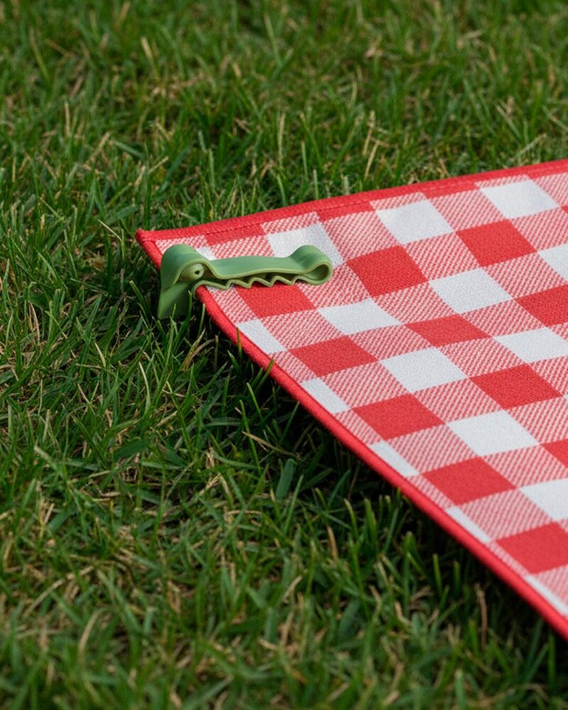 peleg design’s crocodile clips keep beach towels from blowing away - 1
