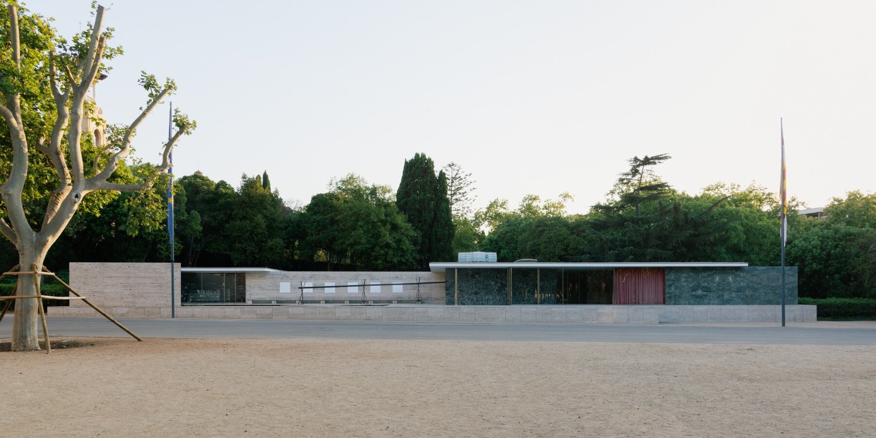 plou-prou-ephemeral-intervention-cierto-estudio-h3o-architects-metronom-mies-van-der-rohe-pavilion-barcelona-designboom-1800-3