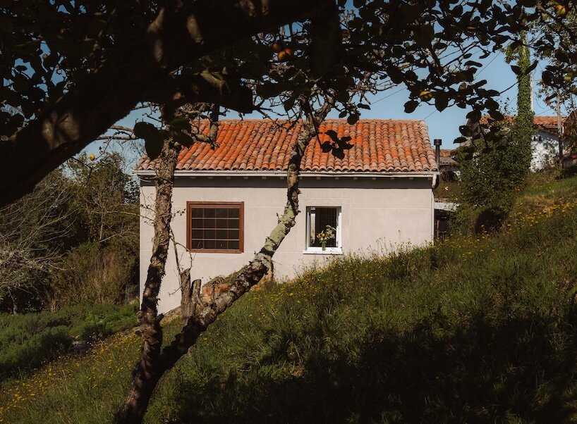 spolia brings glass-block glow and sharp color to a rural house in spain - 1