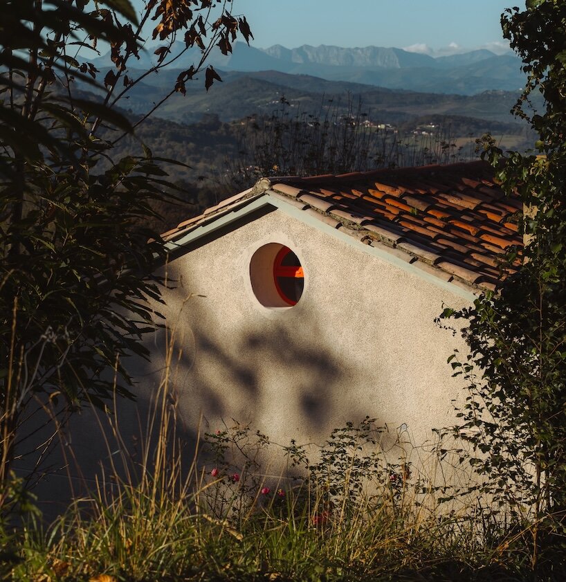 spolia brings glass-block glow and sharp color to a rural house in spain - 2