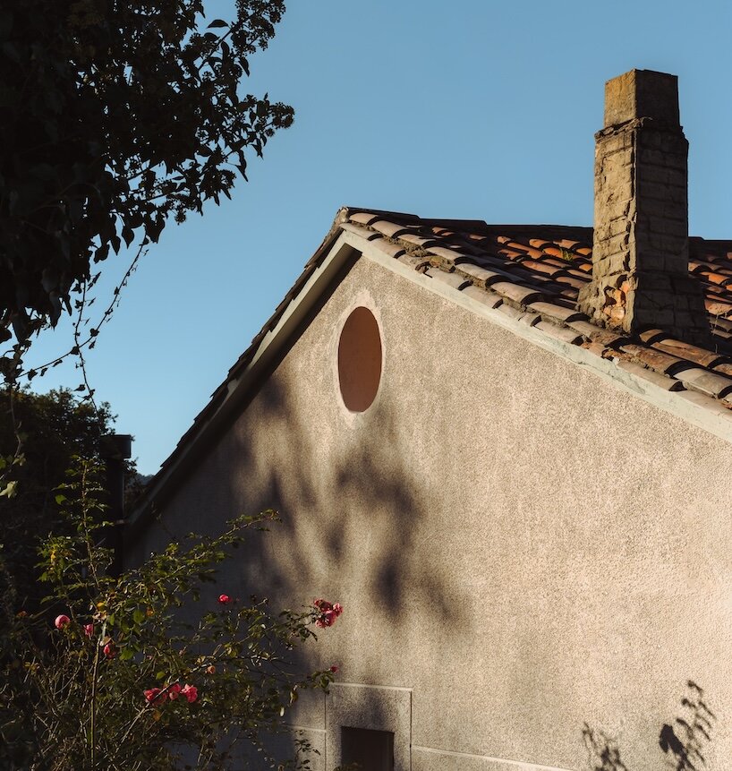 spolia brings glass-block glow and sharp color to a rural house in spain - 3