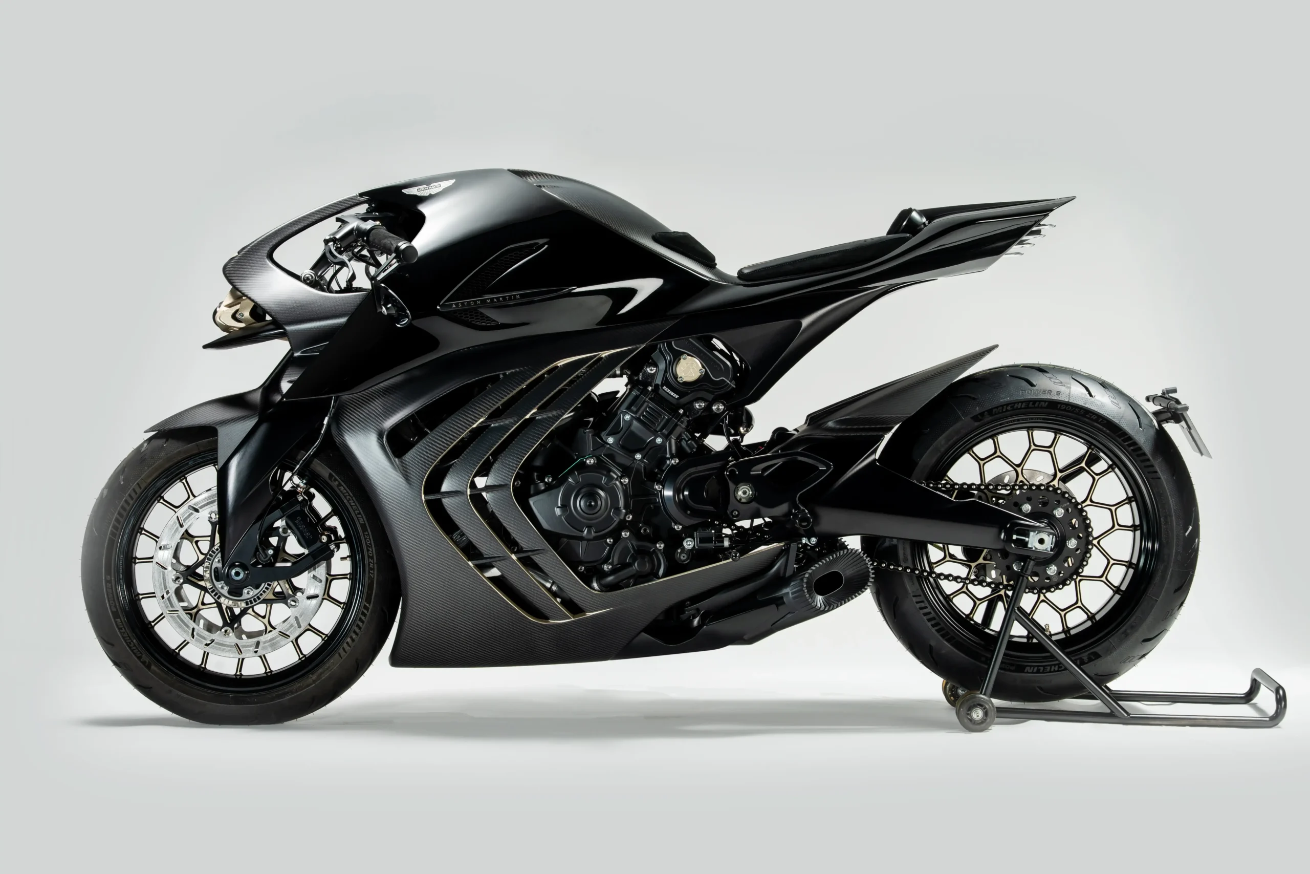 aston-martin-brough-superior-superbike-AMB-002-Roadster-designboom-5