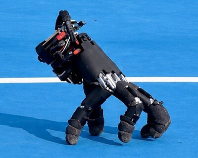 autonomous robotic hand walks on its fingertips like the addams family’s thing