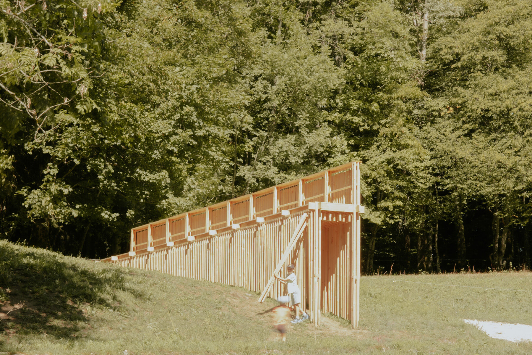 bruit-bois-sound-wood-france-aunave-peyrot-steenhaut-loviton-festival-cabanes-designboom-06a