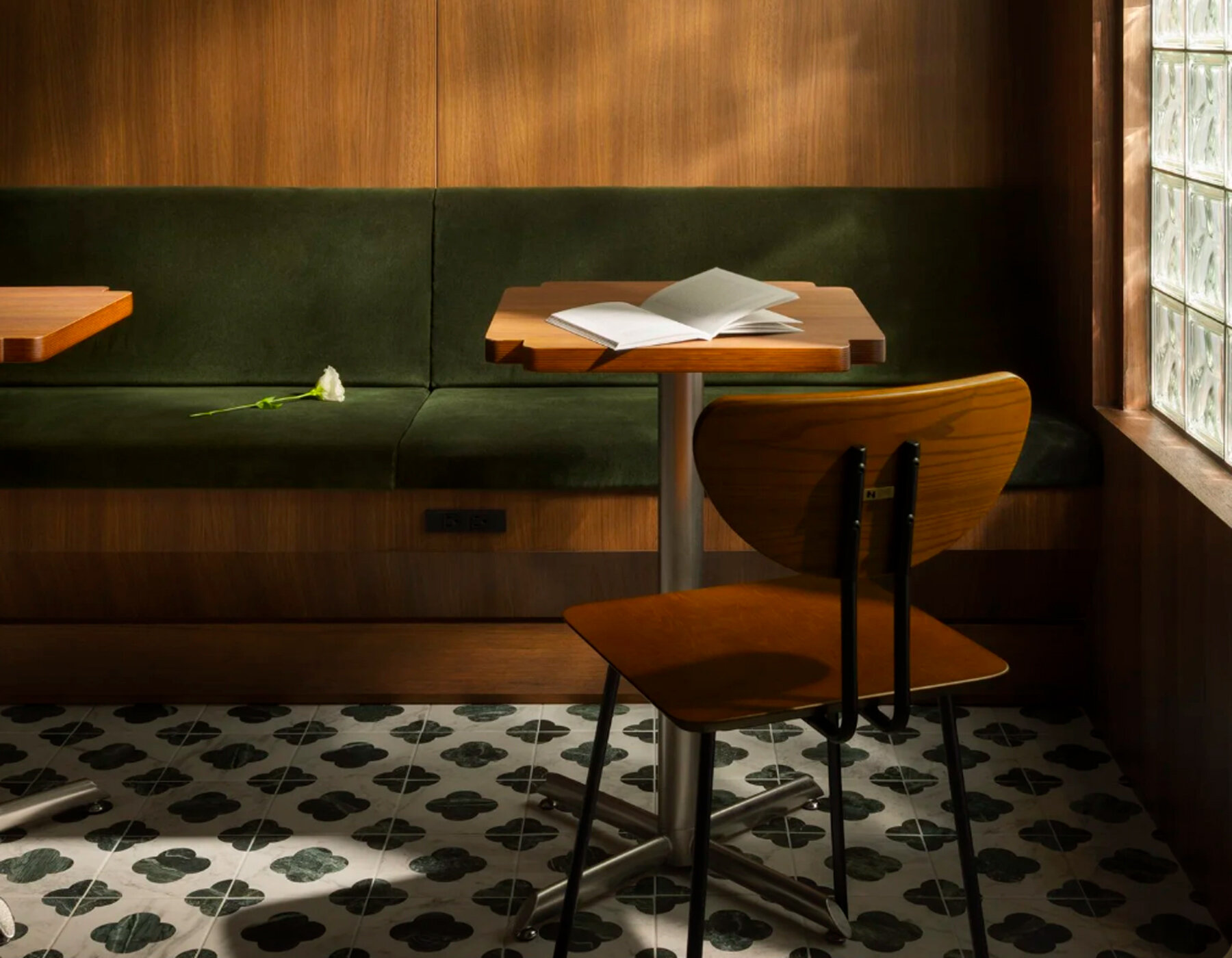 caffe-fortuna-quadrifoglio-alfa-romeo-taipei-rlww-studio-designboom-1800-3