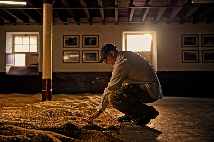 daniel arsham turns barley grains into moving sculpture for the balvenie at frieze seoul - 4