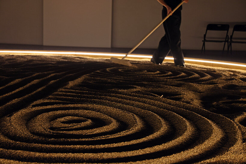 daniel arsham turns barley grains into moving sculpture for the balvenie at frieze seoul - 2
